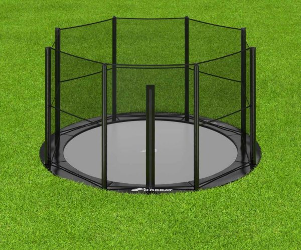 Ein rundes versenktes Akrobat Trampolin im Garten mit Sicherheitsnetz
