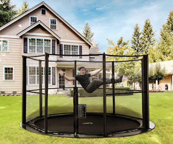 Ein versenktes Akrobat Trampolin im Garten