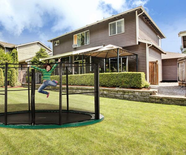 Ein versenktes Akrobat Trampolin im Garten